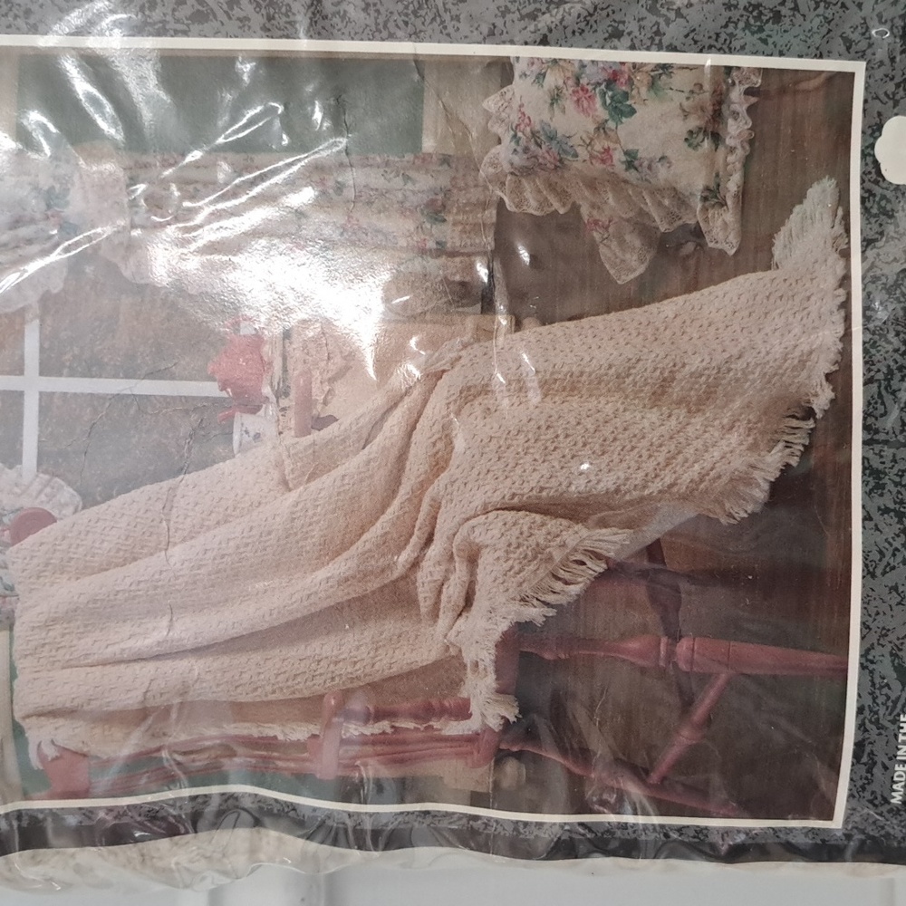 Signature Throw - Picture 2 of 4